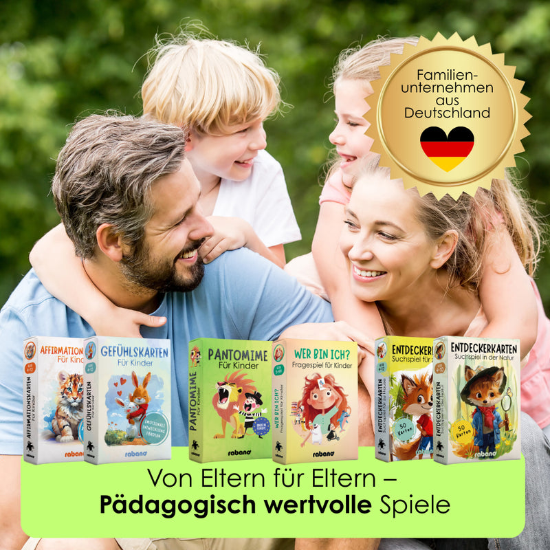 Familie spielt mit den paedagogisch wertvollen Kartenspielen von Rabano, darunter „Wer bin ich?“ – entwickelt von Eltern, hergestellt in Deutschland